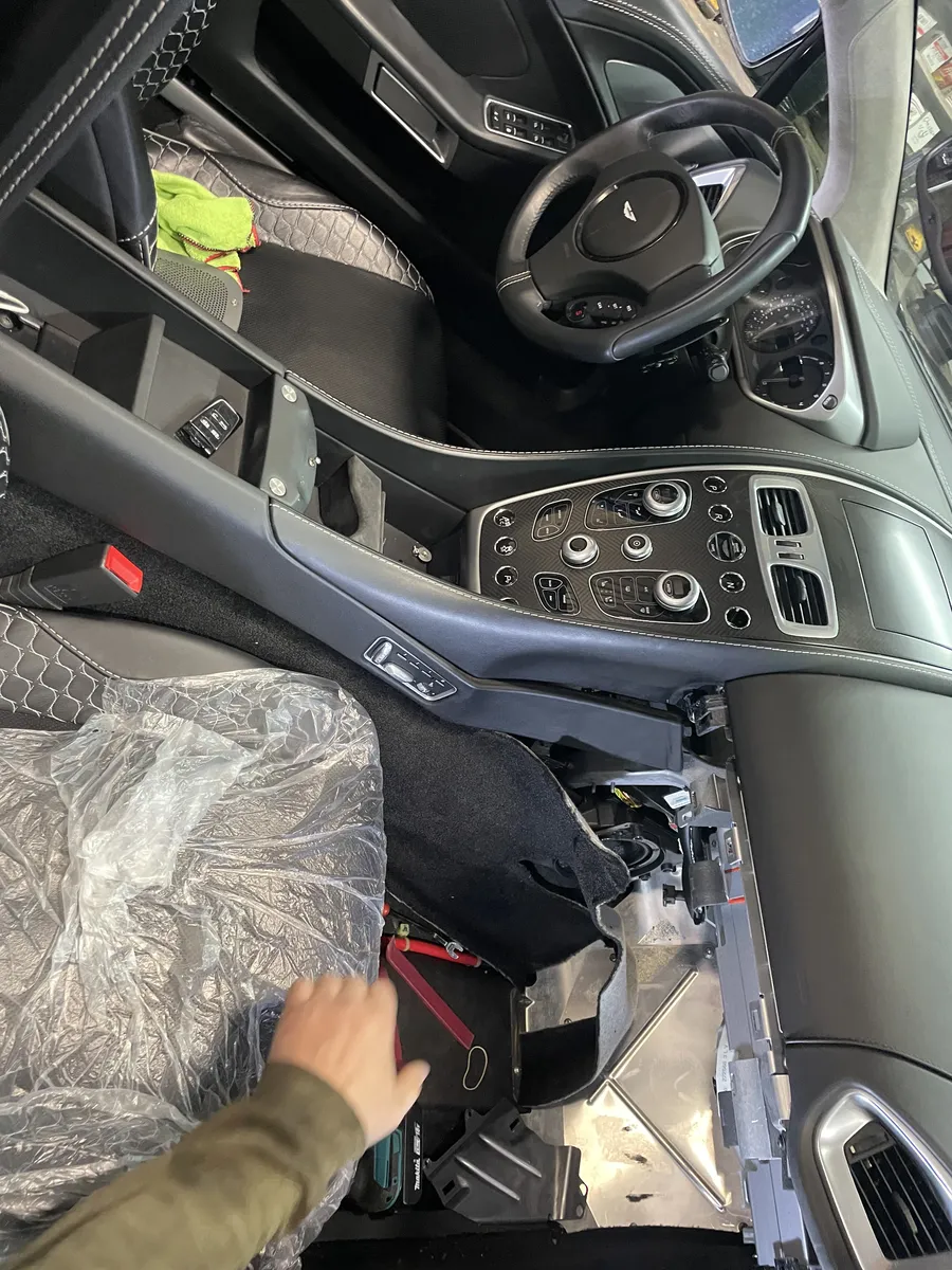 Aston Martin — Bouton Drive perdu, retrouvé et remis en place