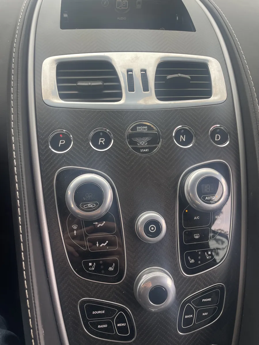 Aston Martin — Bouton Drive perdu, retrouvé et remis en place