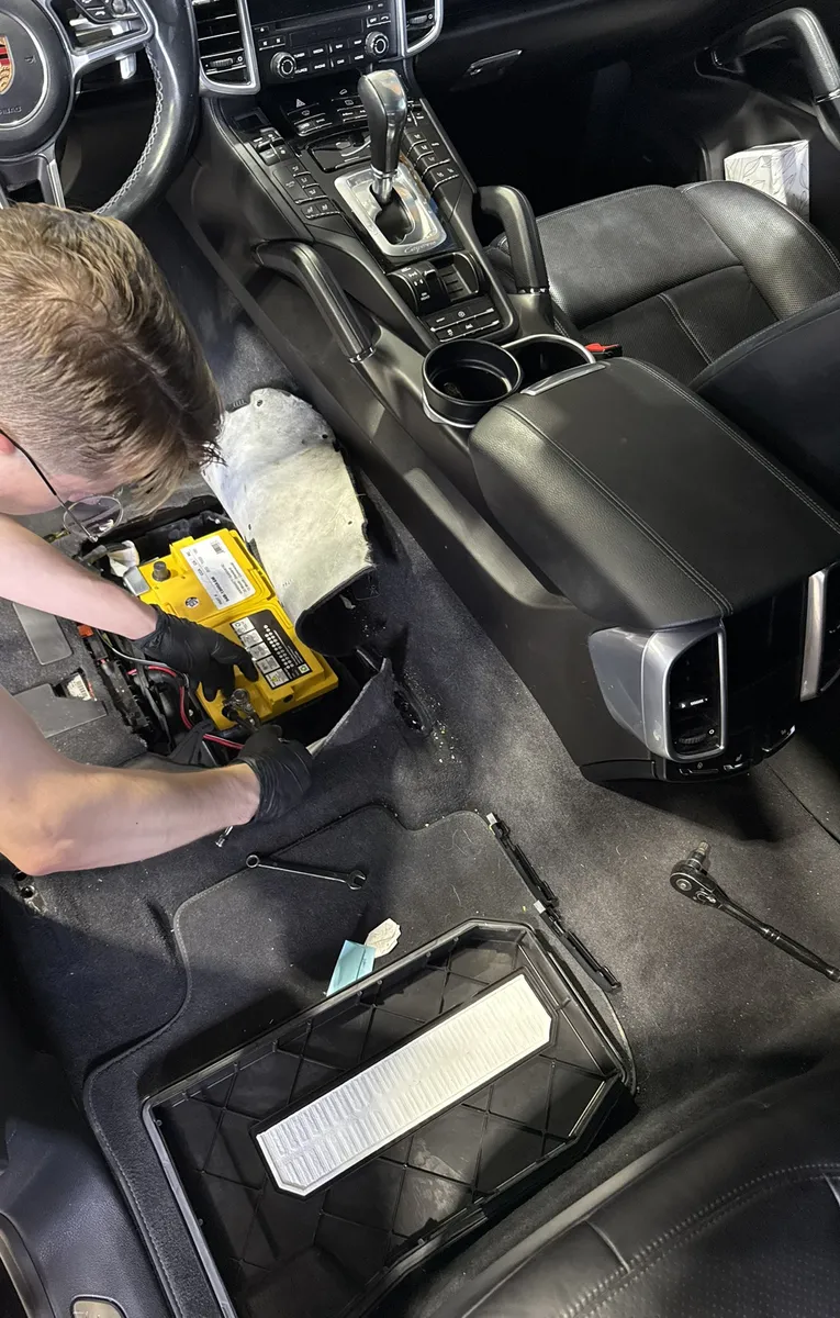 Porsche Cayenne — Batterie remplacée sous le plancher de l’habitacle