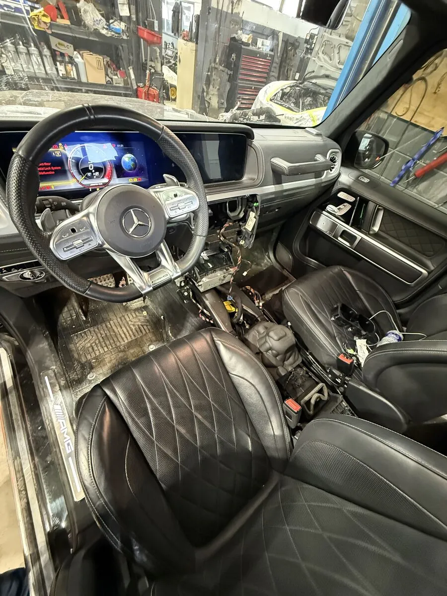 Mercedes-AMG G63 2021 — Console centrale refaite après un vol, traceur GPS installé