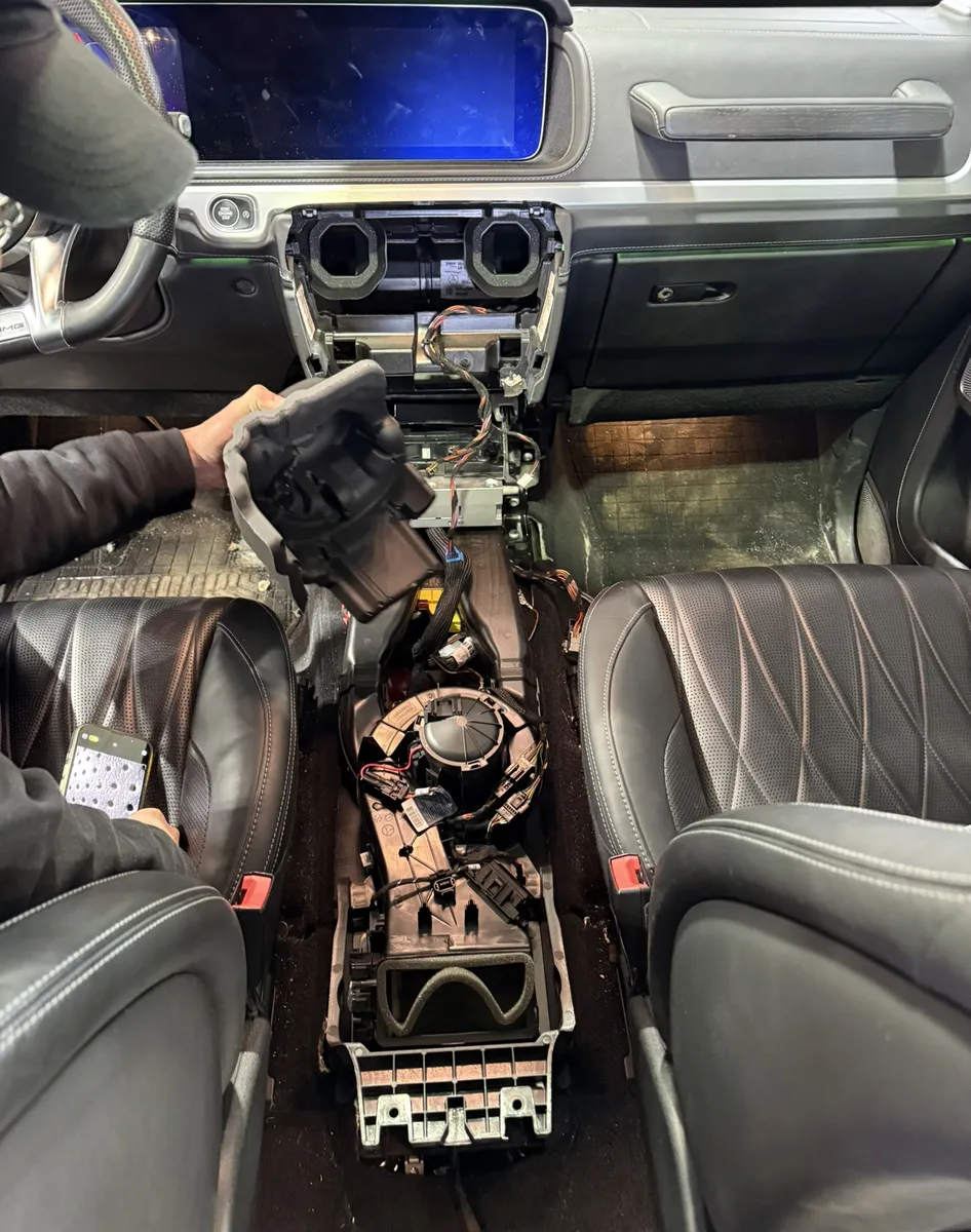 Mercedes-AMG G63 2021 — Console centrale refaite après un vol, traceur GPS installé