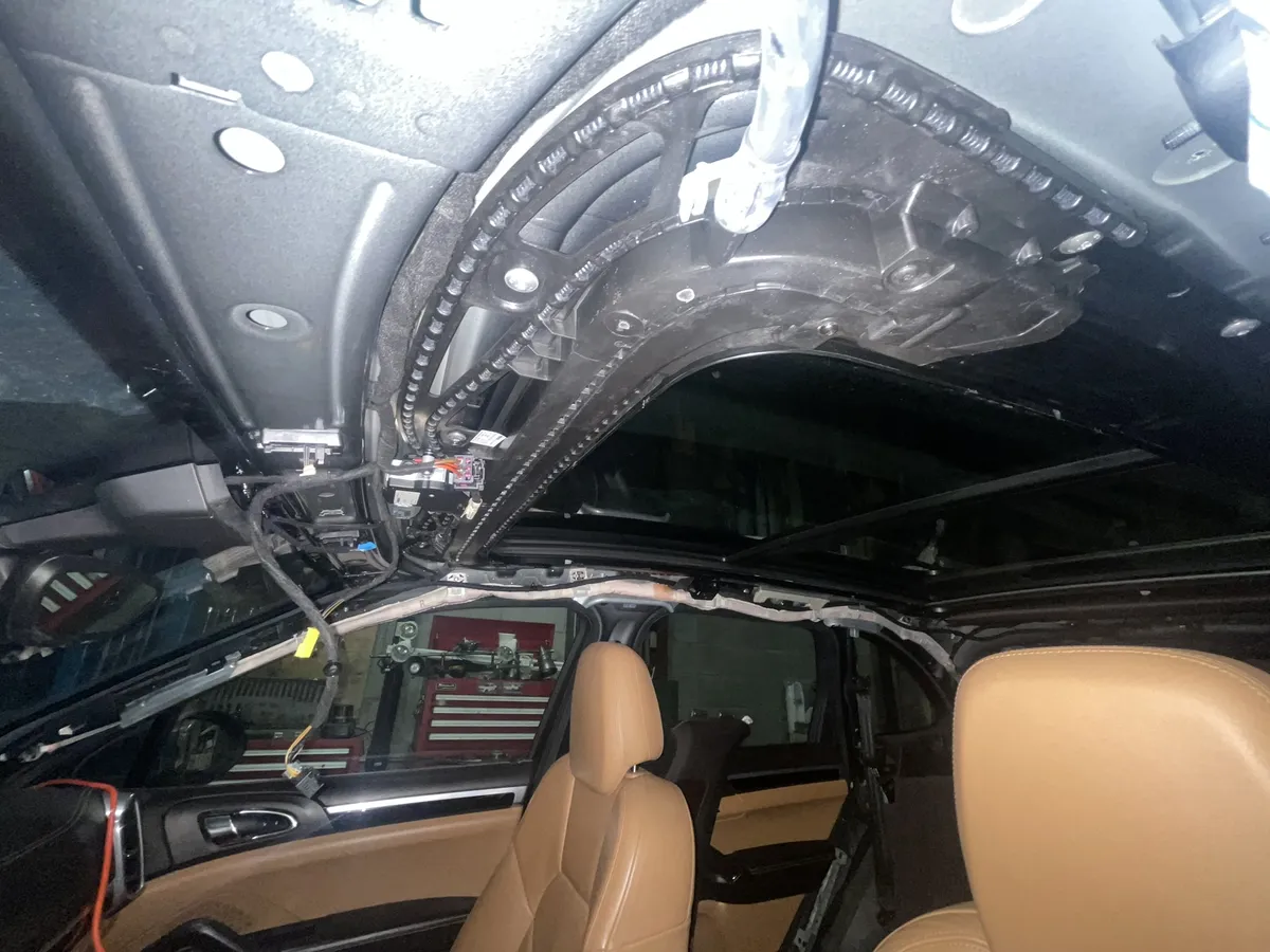 Porsche Cayenne Diesel — Longerons de toit d’origine posés pour un voyage Montréal–Vancouver