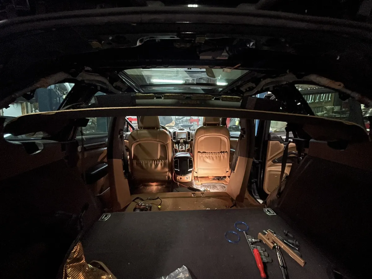 Porsche Cayenne Diesel — Longerons de toit d’origine posés pour un voyage Montréal–Vancouver