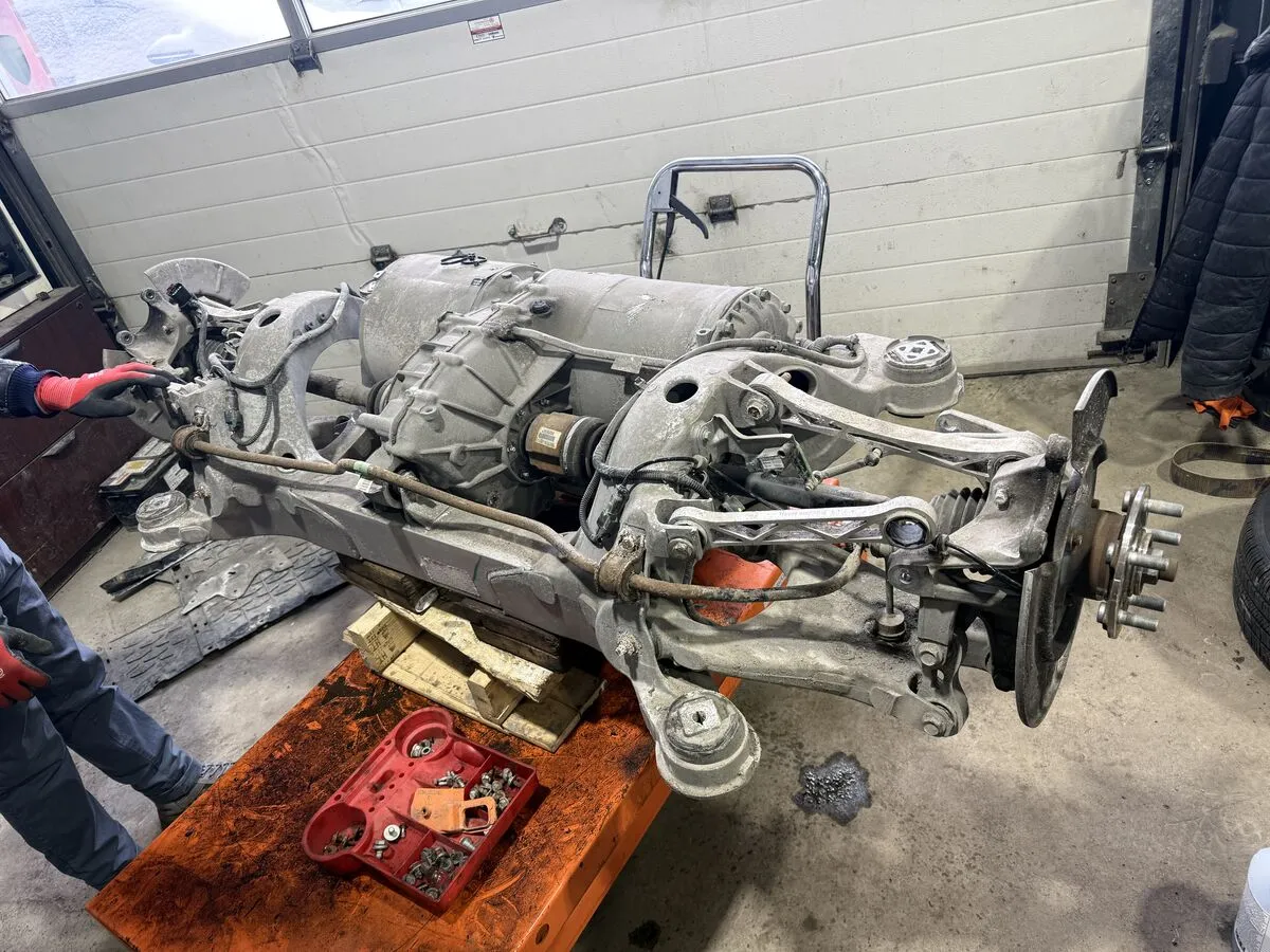 Tesla Model S 2014 — Berceau arrière et biellettes de pincement remplacés